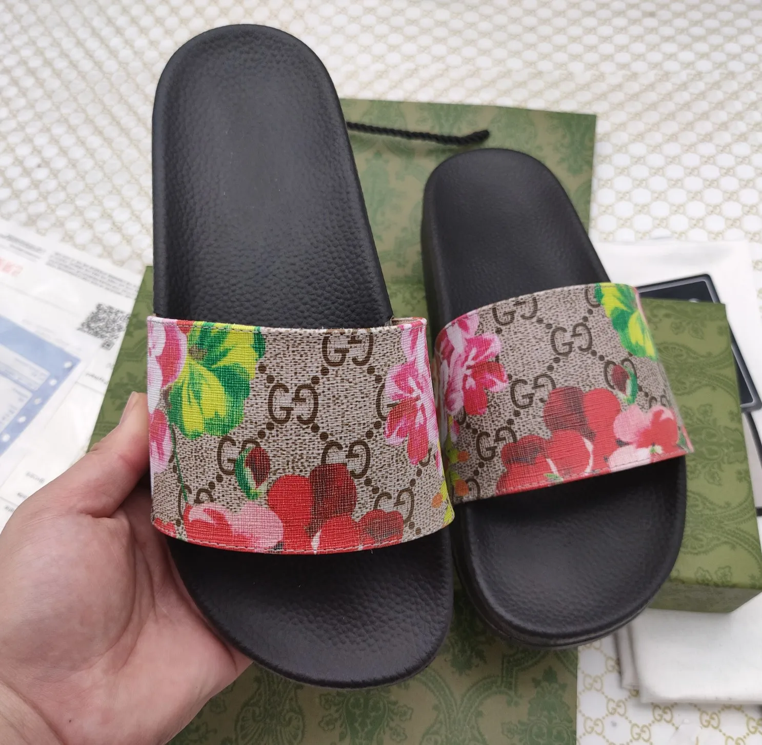 👟👟Ex-factory price 220👟👟 Couple model 🎗Gucci "Gucci" slippers, a much-anticipated one, so beautiful that it will melt your hearts❤,! It is simply a masterpiece of extraordinary craftsmanship. It is a must-have for everyone. It is made by open molding. The foot feels Q-elastic and super soft. The upper foot is super delicate. Size number (35~47), exclusive model, with many layouts, there is always one you like🎉🎉